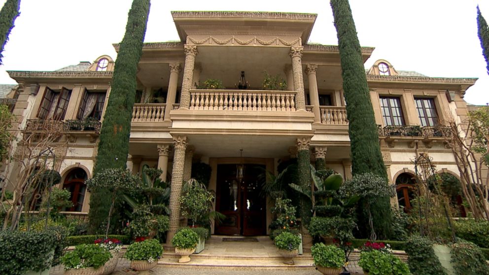 The Fight Over Los Angeles's Giga-Mansions