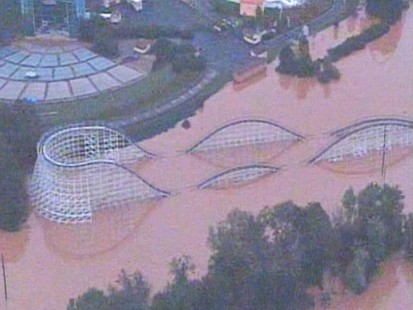 VIDEO: Flooding near Atlanta hits Six Flags amusement park.