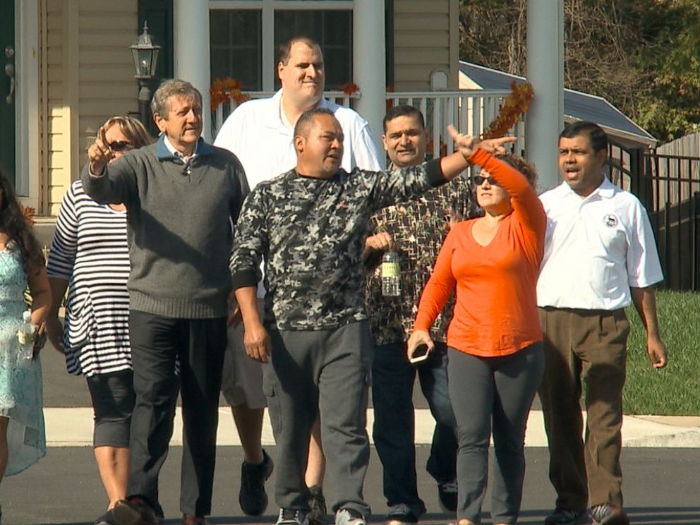 PHOTO: As part of a Nightline investigation, ABC News Brian Ross speaks with homeowners who say they discovered serious problems in their new homes.