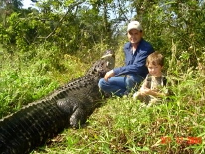 VIDEO: A 12-foot-long alligator in Texas proves to be no match for Simon Hughes.