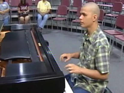 Video: Austistic teen taught himself how to play the piano.