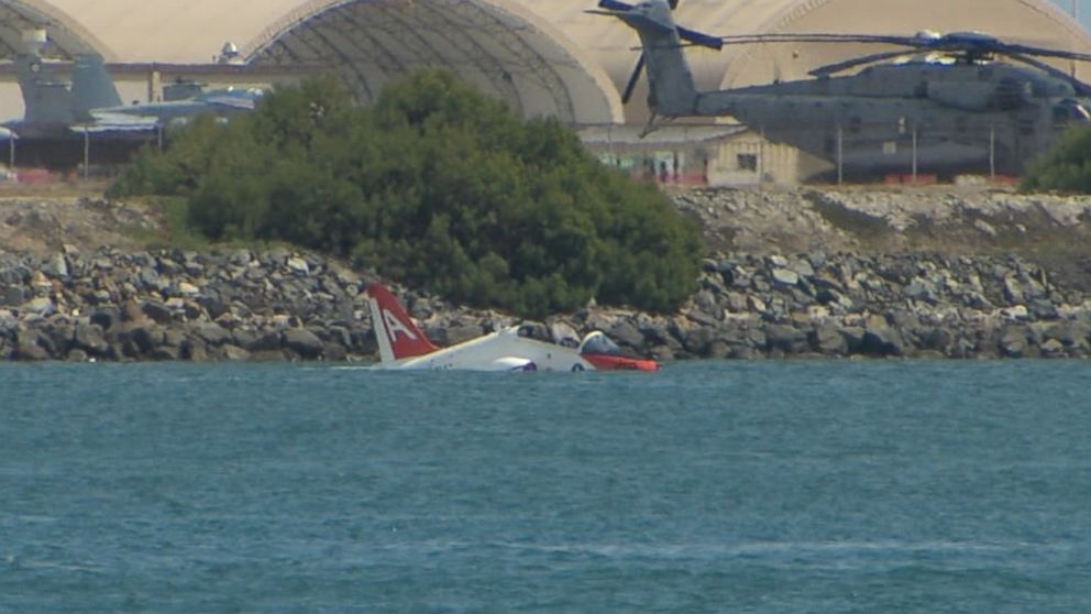 PHOTO: A T-45 Goshawk crashed into the San Diego Bay.