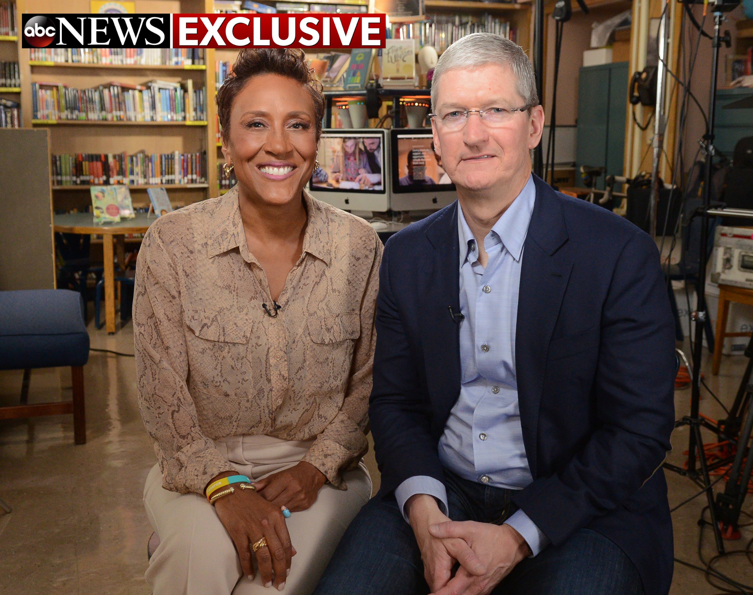PHOTO: Robin Roberts interviews Apple CEO Tim Cook at P.S. 161 Pedro Albizu Campos School in Harlem for an interview that will air on "Good Morning America," 9/14/16.