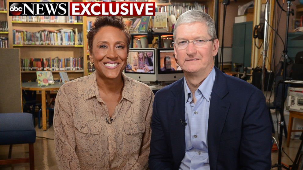 PHOTO: Robin Roberts interviews Apple CEO Tim Cook at P.S. 161 Pedro Albizu Campos School in Harlem for an interview that will air on "Good Morning America," 9/14/16.
