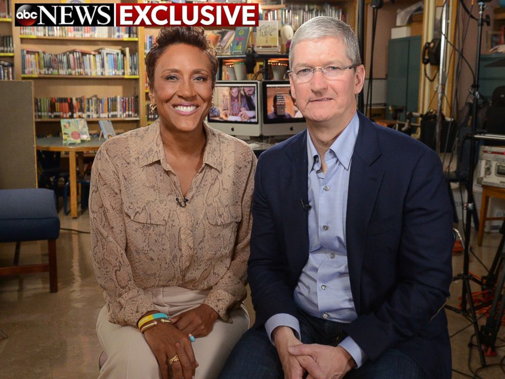 PHOTO: Robin Roberts interviews Apple CEO Tim Cook at P.S. 161 Pedro Albizu Campos School in Harlem for an interview that will air on Good Morning America, 9/14/16.