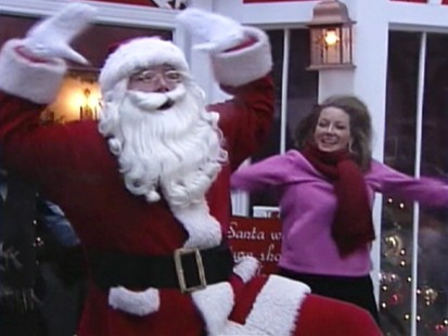 VIDEO: Santa exercising in Chicago.