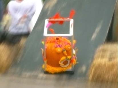VIDEO: Kids take part in pumpkin derby in Minneapolis,
