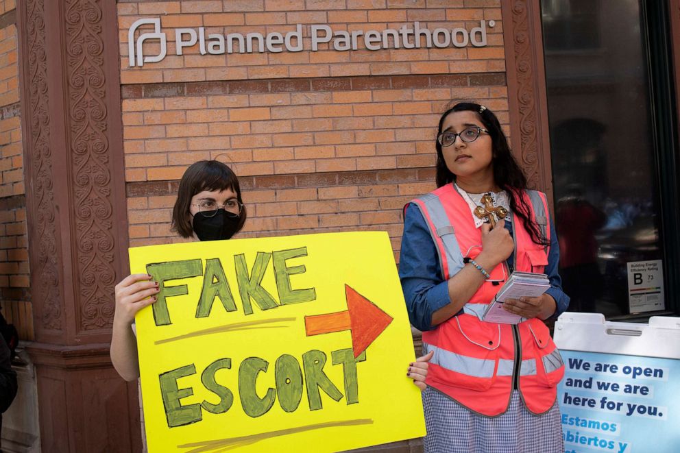 PHOTO: In this June 4, 2022, file photo, abortion-rights and anti-abortion supporters stand outside of a Planned Parenthood abortion clinic in New York.