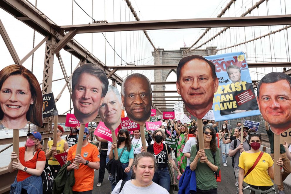 FOTO: Menschen tragen Bilder der Richter des Obersten Gerichtshofs, Amy Coney Barrett, Neil Gorsuch, Brett Kavanaugh, Clarence Thomas, Samuel Alito und John Roberts, während der Proteste gegen den Sturz von Roe v. Wade am 14. Mai 2022 in New York City.