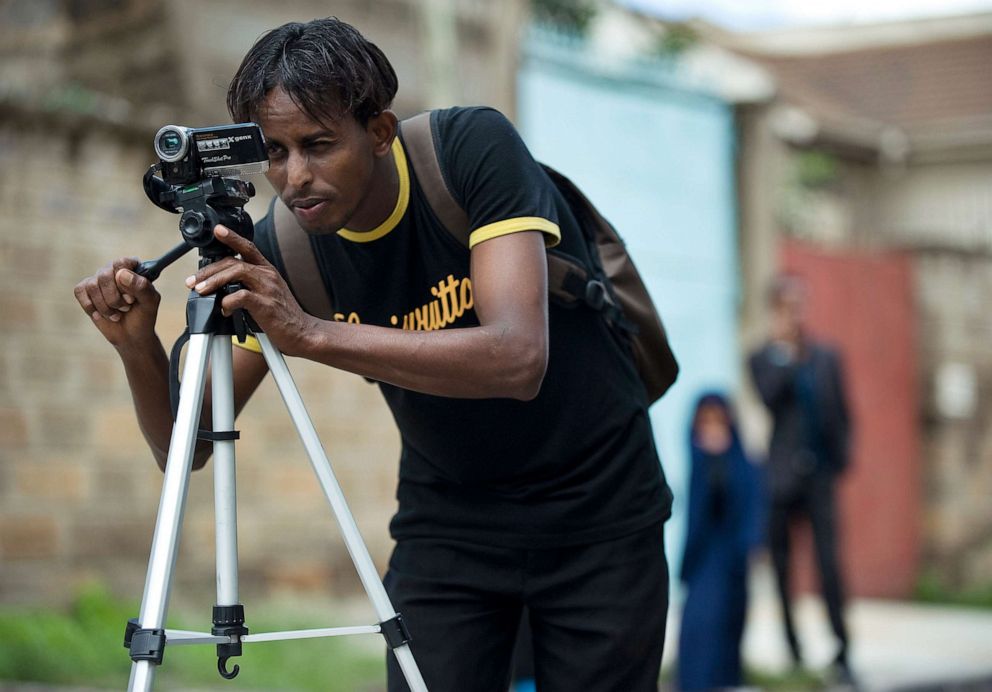 FOTO: Esta foto de archivo del 7 de mayo de 2012 muestra a un fotógrafo en el set con miembros del elenco de la industria cinematográfica somalí apodados 