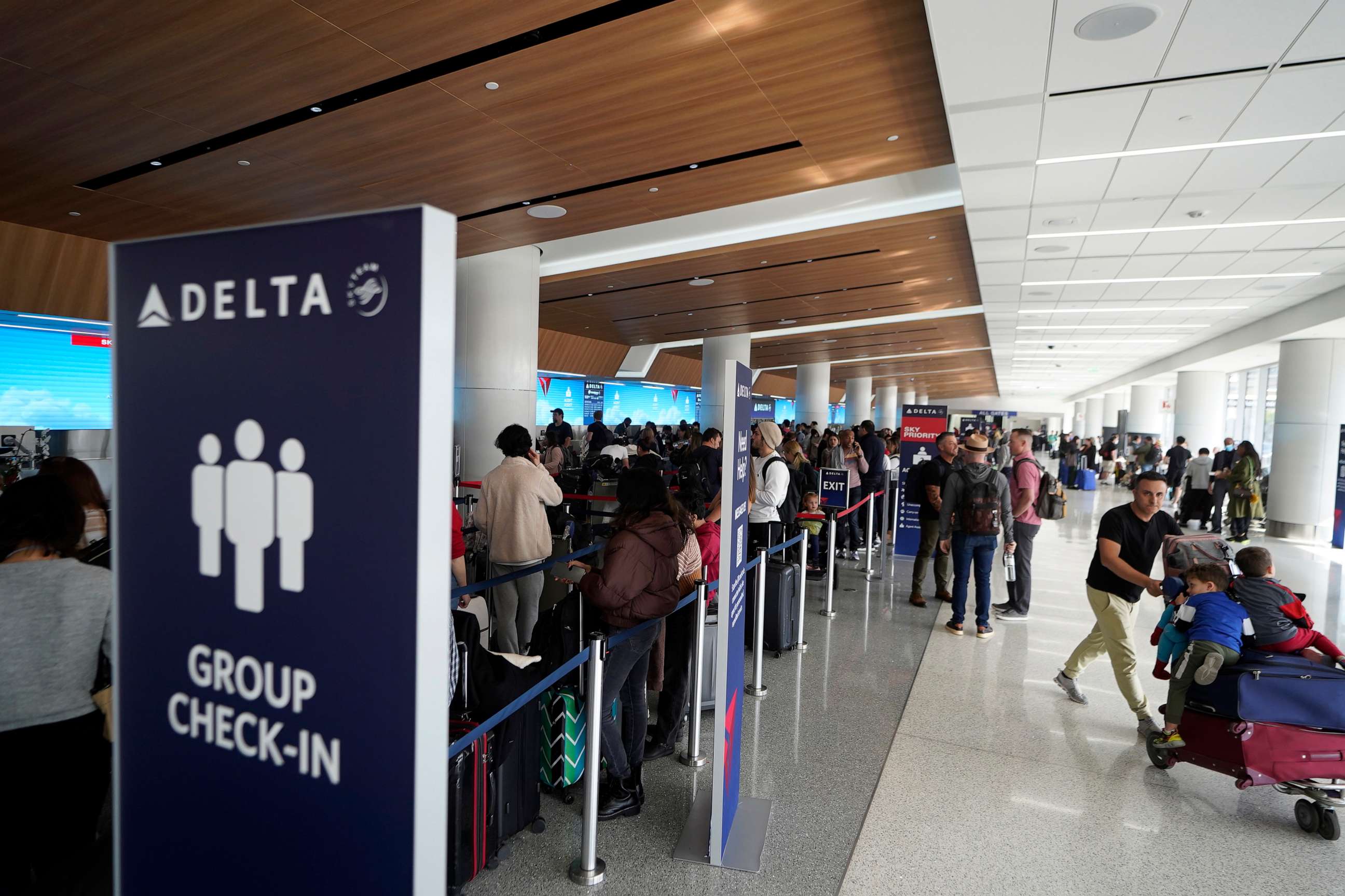 PHOTO: Passengers wait in line at the Delta Air Lines terminal at Los Angeles International Airport, Dec. 25, 2022.