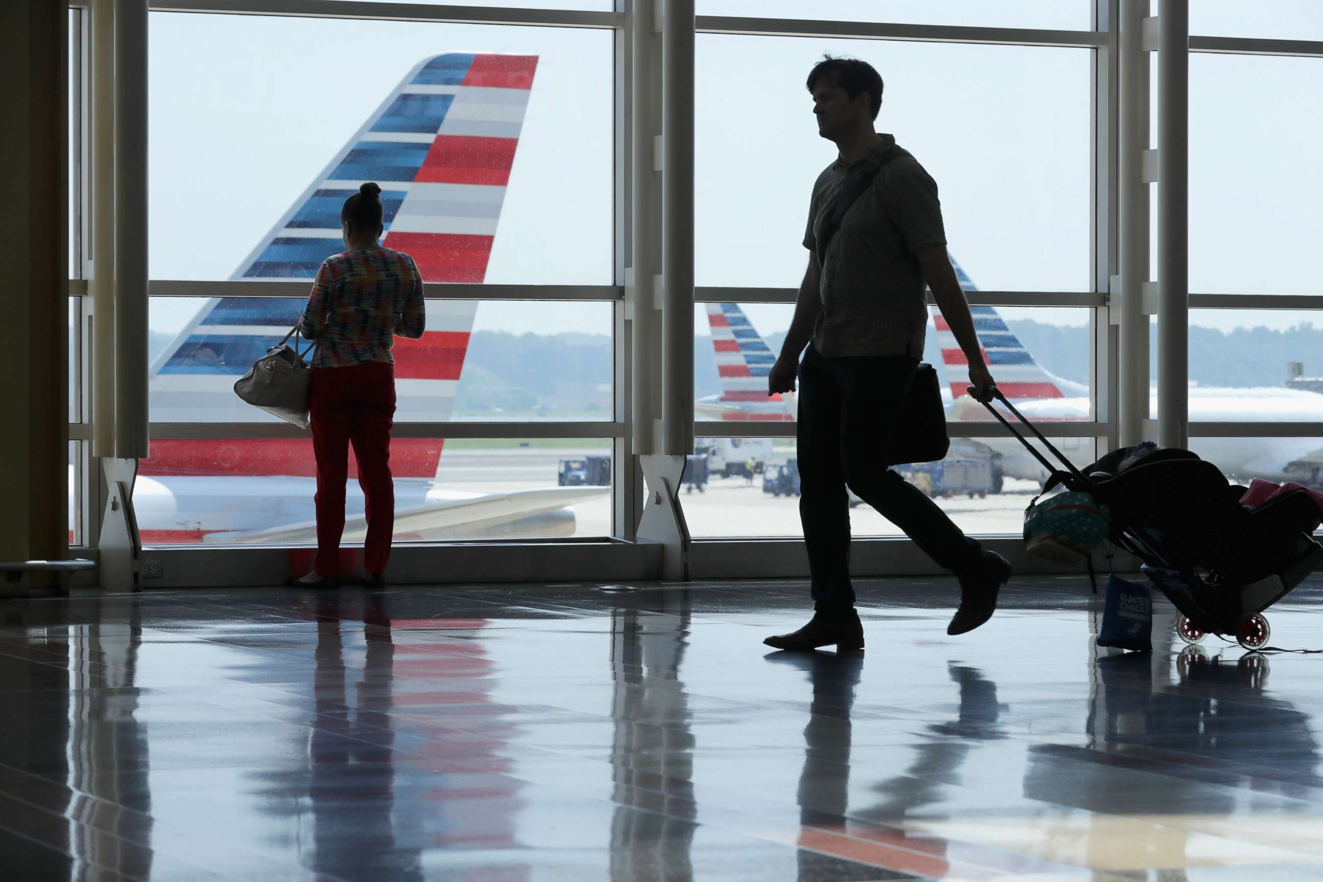 PHOTO: Passengers move through Ronald Reagan National Airport, May 27, 2016, in Arlington, Va.