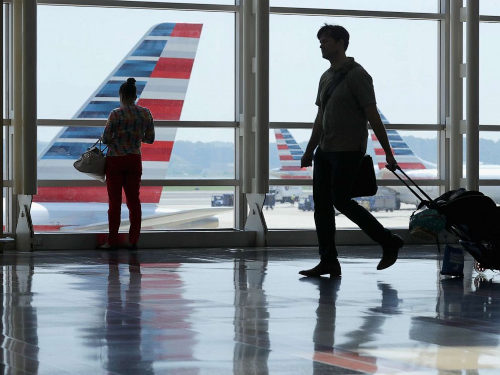 PHOTO: Passengers move through Ronald Reagan National Airport, May 27, 2016, in Arlington, Va.