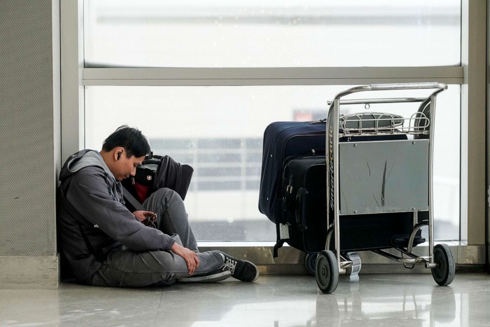 Zdjęcie: Wczasowicze zbierają się na lotnisku Detroit Wayne County Metro Airport w Wigilię Bożego Narodzenia po Winter Storm Elliott, 24 grudnia 2022 r. W Detroit, Michigan.