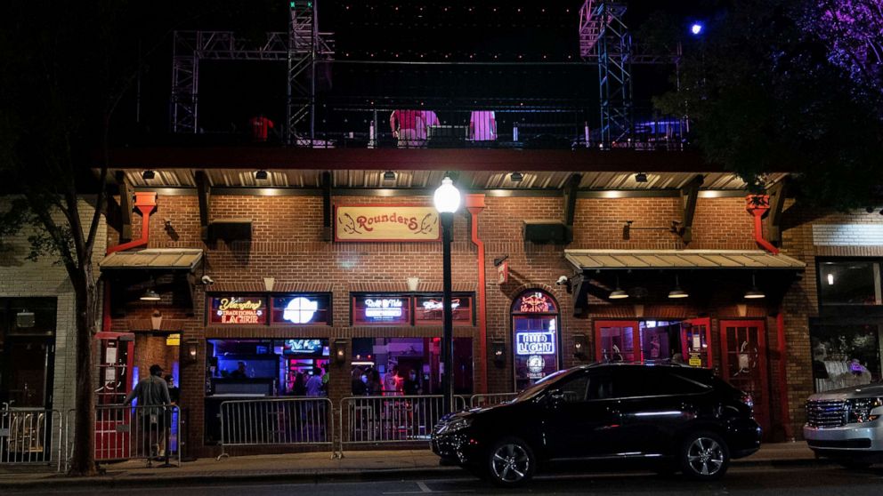 ẢNH: Rounders Bar, trên The Strip, khung cảnh quán bar của Đại học Alabama, cho thấy lượng khách bảo trợ hạn chế vì các quán bar bị hạn chế ở một nửa sức chứa và đóng cửa sớm, ngày 15 tháng 8 năm 2020, ở Tuscaloosa, Ala.