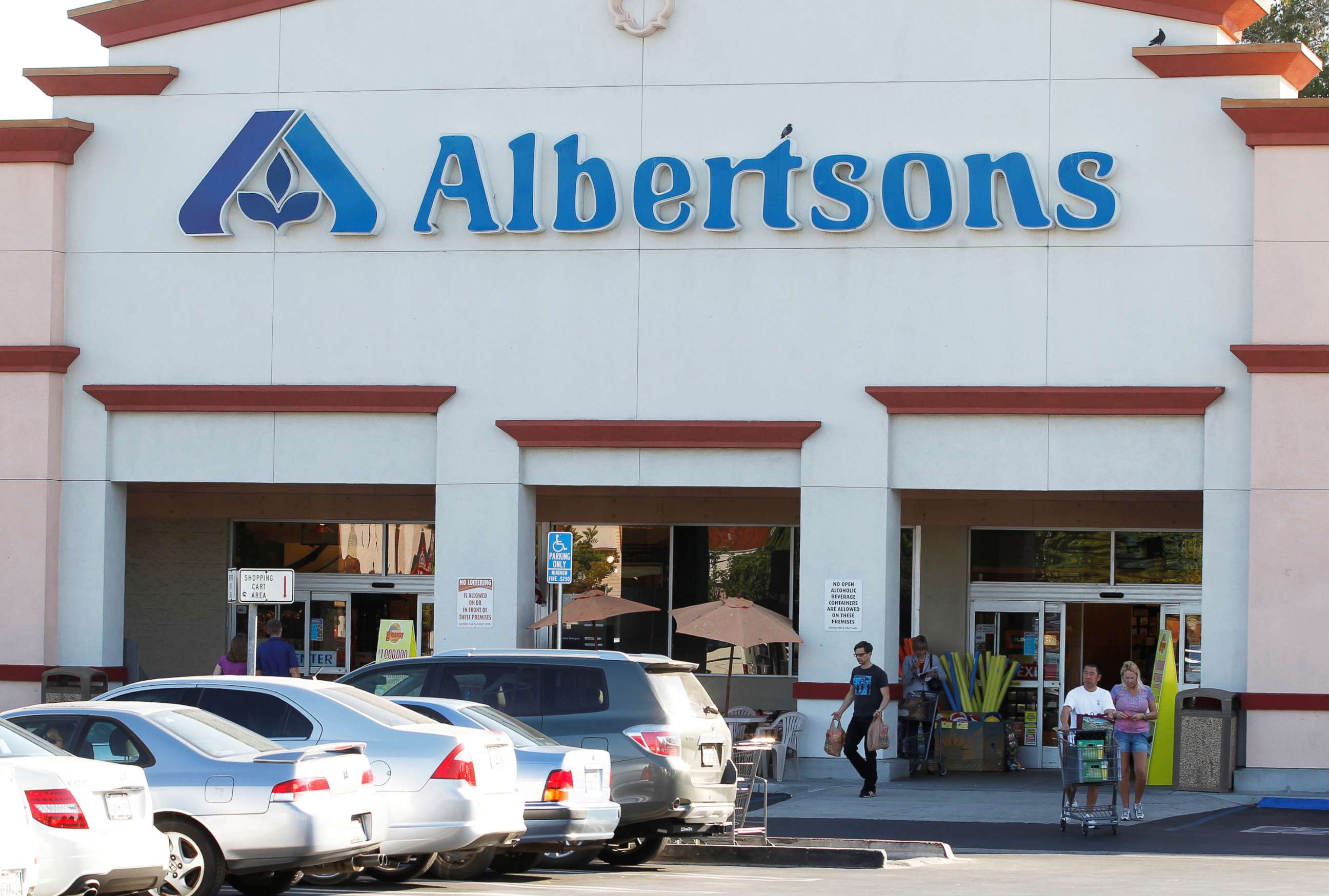PHOTO: In this July, 17, 2012, file photo, customers leave an Albertsons grocery store with their purchases.