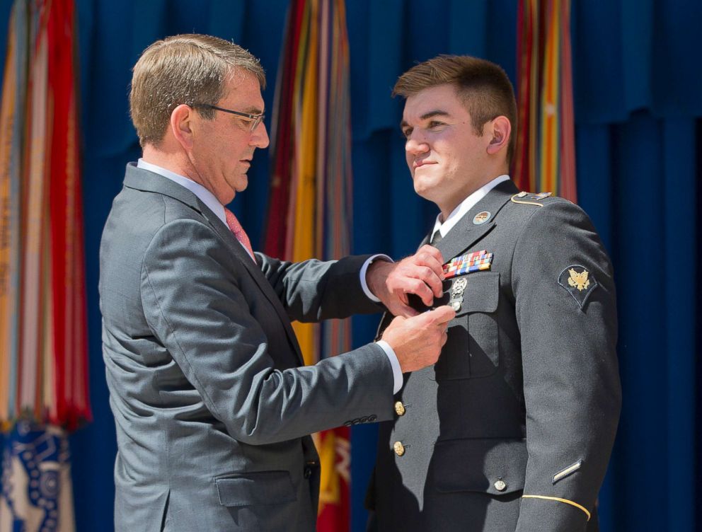 PHOTO: Defense Secretary Ash Carter awards Oregon National Guardsman Alek Skarlatos with the Soldier's Medal during a ceremony at the Pentagon, Sept. 17, 2015. 