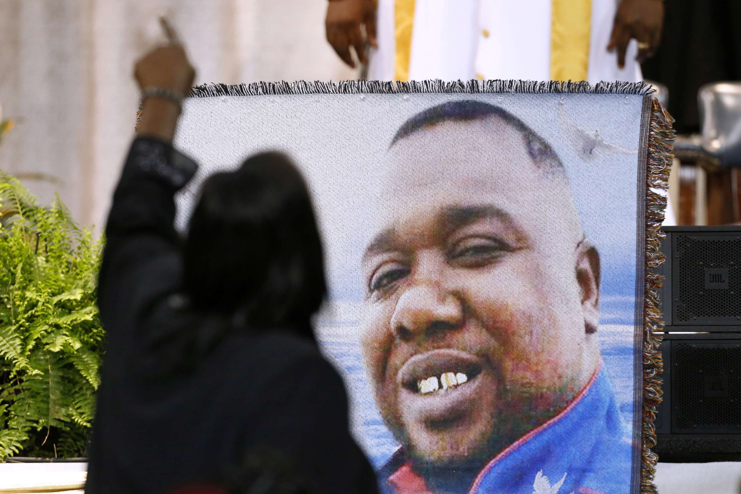 PHOTO: Mourners pay their respects as they attend the funeral of Alton Sterling, in Baton Rouge, La., July 15, 2016.