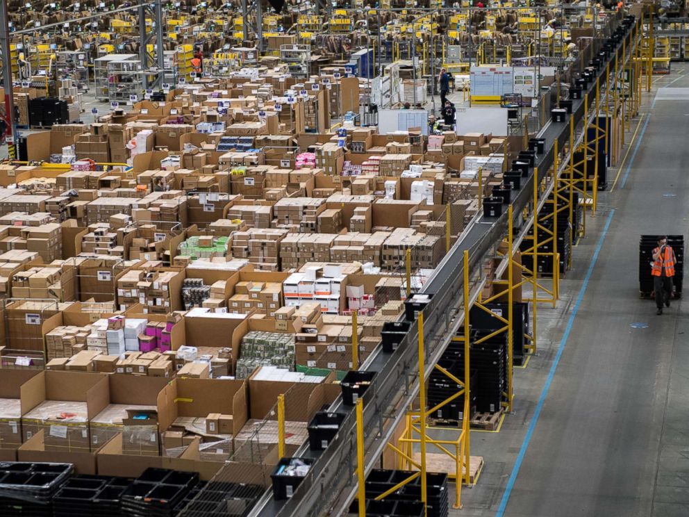 PHOTO: le 15 novembre 2017, les employés préparent les commandes des clients avant de les envoyer lorsqu'ils travaillent autour de marchandises stockées dans un centre de distribution Amazon.co.uk situé à Peterborough, dans le centre de l'Angleterre.