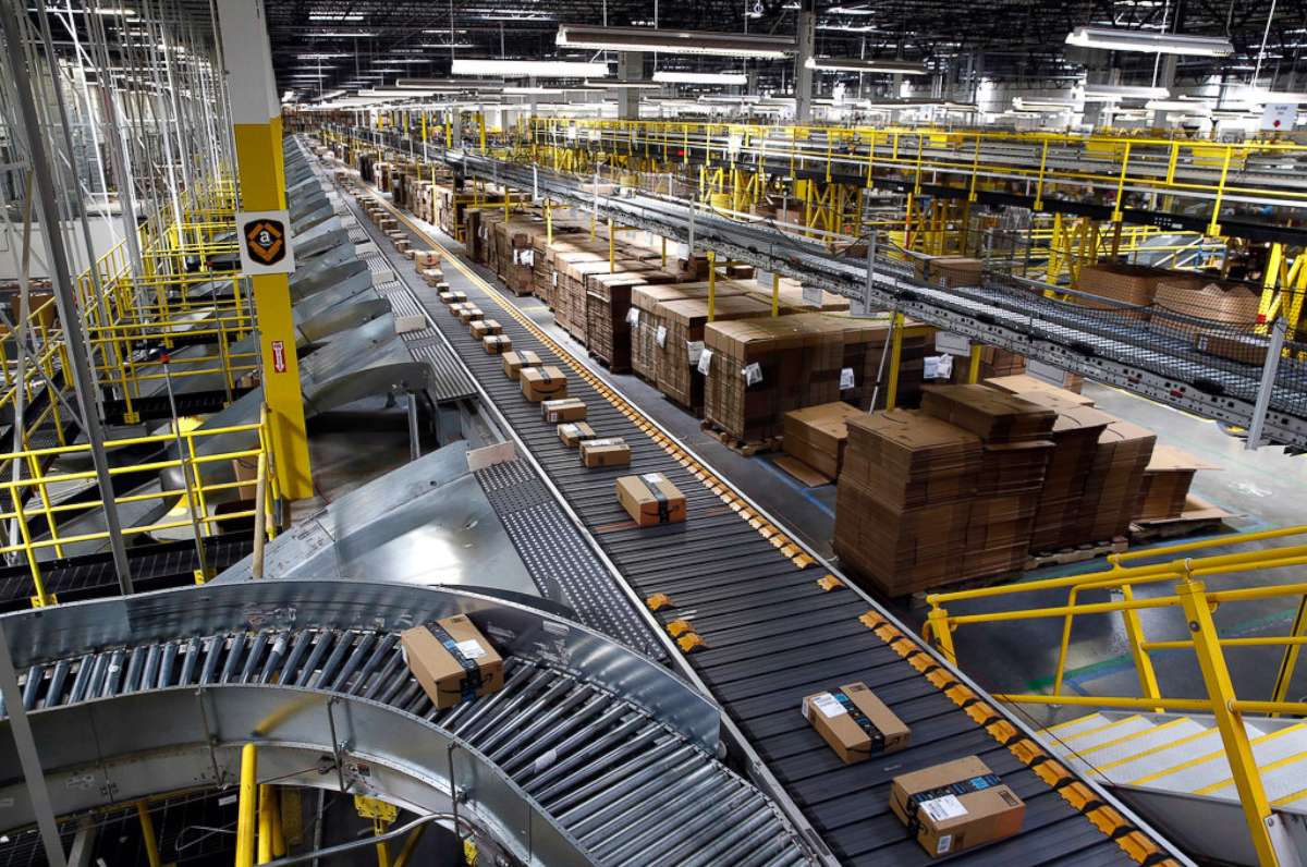 PHOTO: Packages ride on a conveyor system at an Amazon fulfillment center in Baltimore on Aug. 3, 2017.