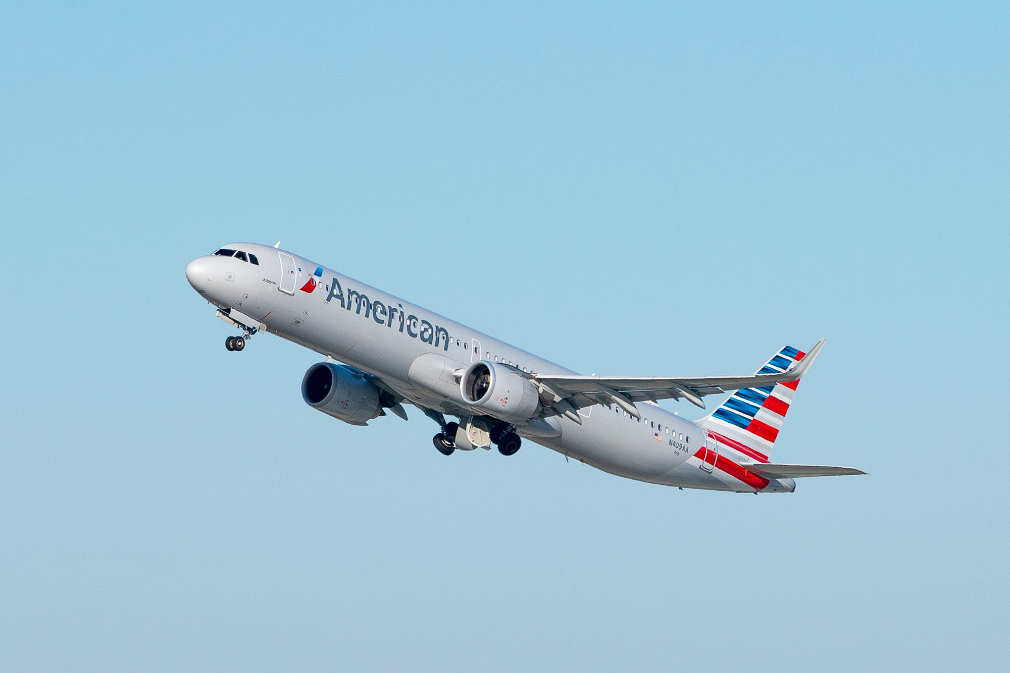 PHOTO: American Airlines Airbus A321-253NX takes off from Los Angeles international Airport, Nov. 11, 2020