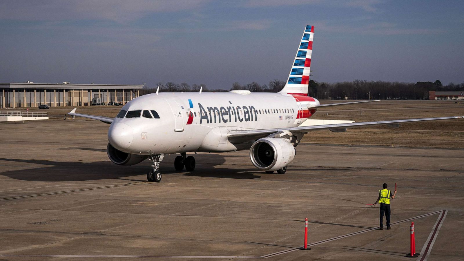 PHOTO: An American Airlines plane taxis to a gate at Bill and Hillary Clinton National Airport (LIT) in Little Rock, Ark., on Jan. 11, 2023.