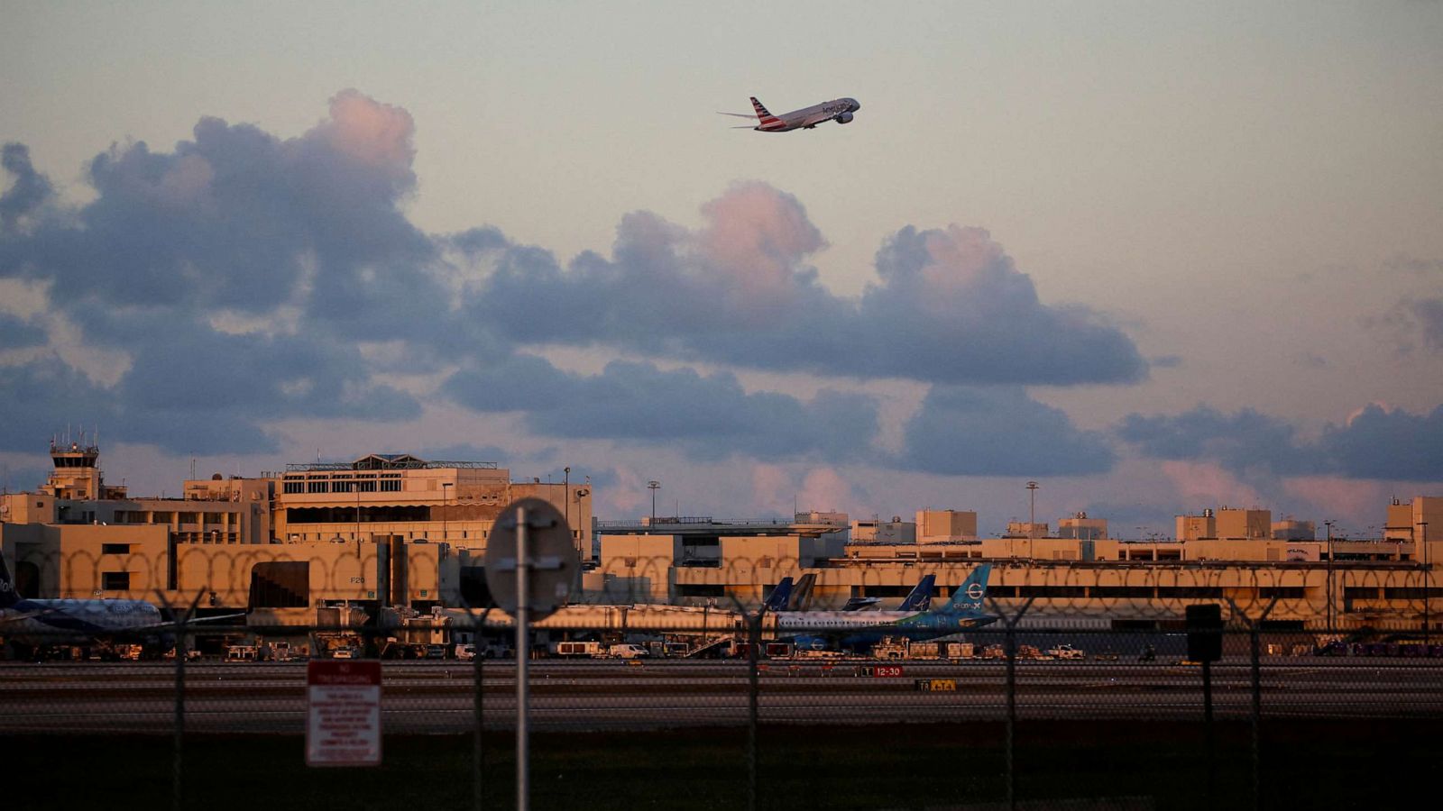 American Airlines plane returns to Ohio airport after possible