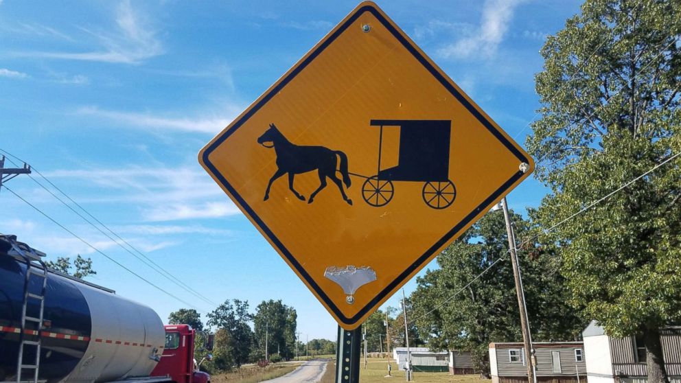 PHOTO: A sign on Shafer Road near Licking, Mo., warns drivers about Amish buggies.