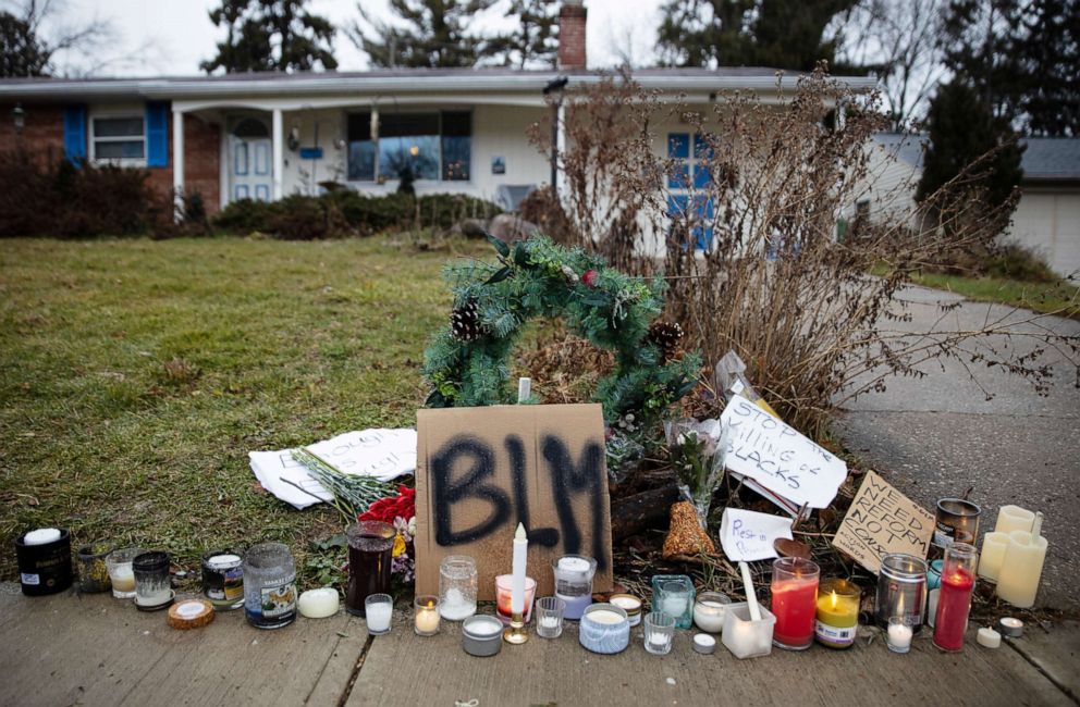 PHOTO: Candles burn outside the home where Andre Maurice Hill, 47, was killed in Columbus, Ohio, Dec. 24, 2020.