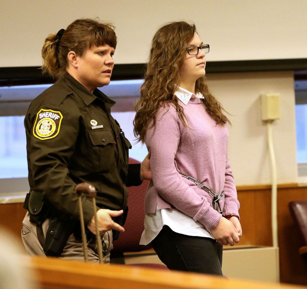 PHOTO: Anissa Weier is escorted into the courtroom for a hearing at Waukesha County Circuit Court, Dec. 22, 2016, in Waukesha, Wis.