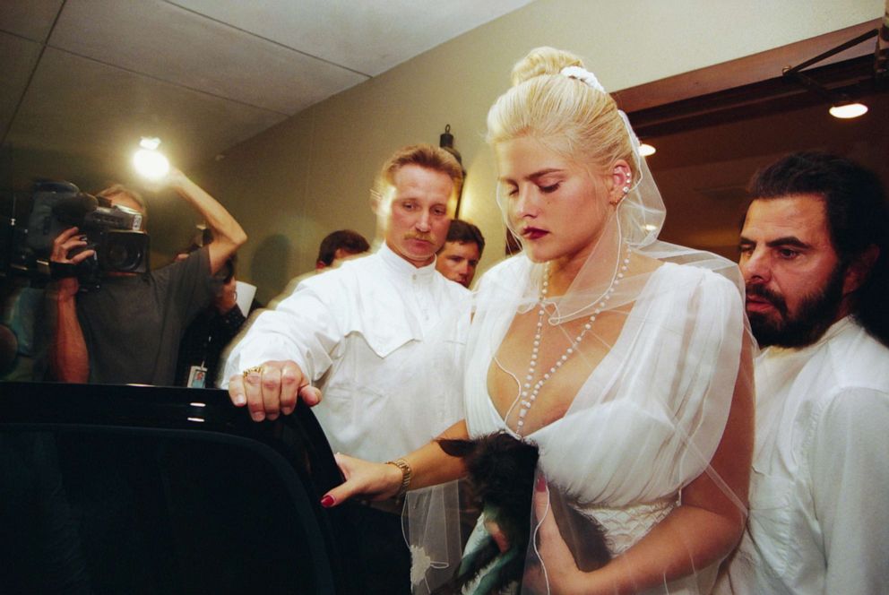 PHOTO: Anna Nicole Smith attends the memorial service for her husband J. Howard Marshall, who died at age 90, Aug.8, 1995, in Houston. 
