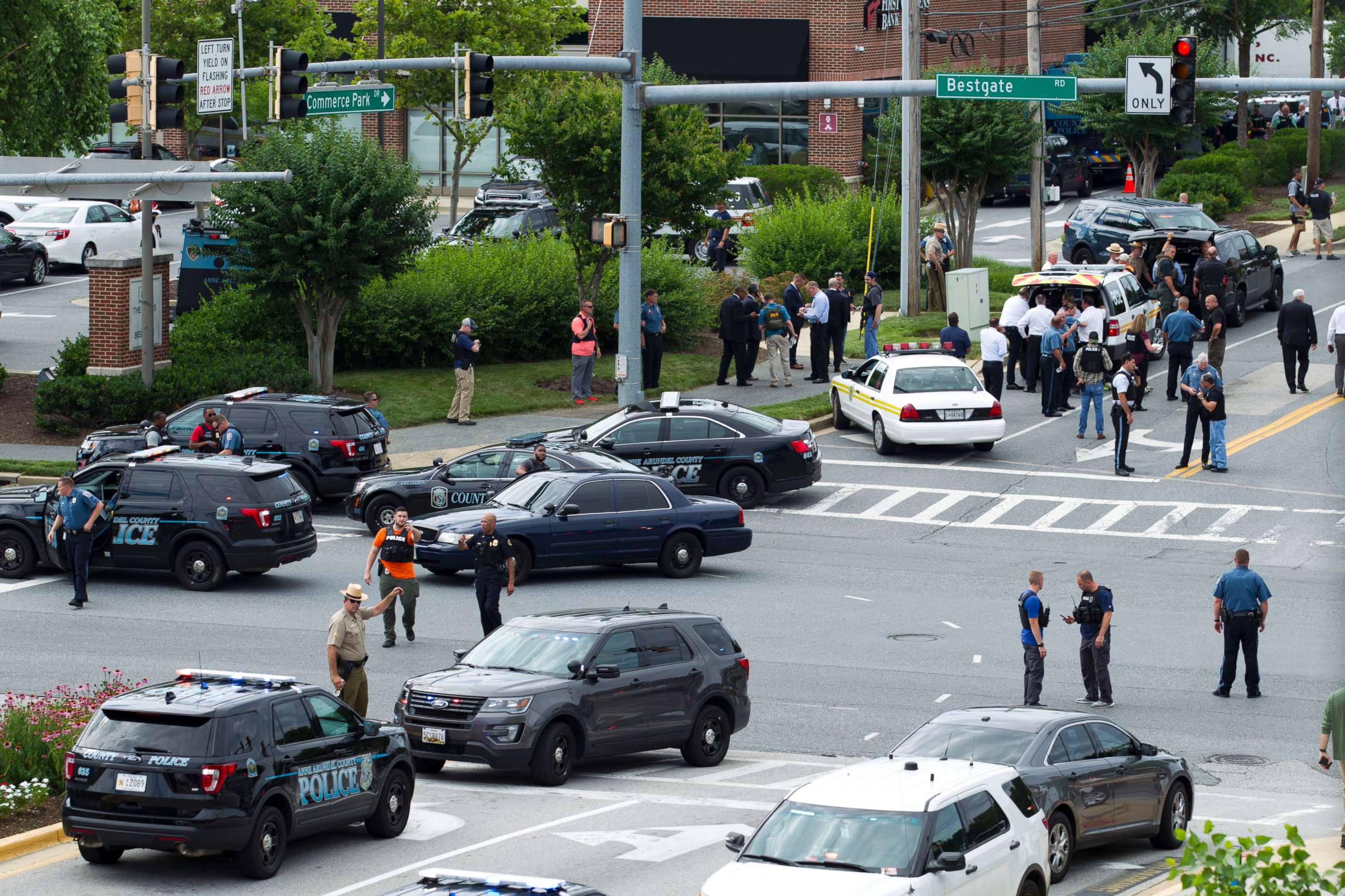 PHOTO: Maryland police officers block the intersection at the building entrance, after multiple people were shot at a newspaper in Annapolis, Md., June 28, 2018.