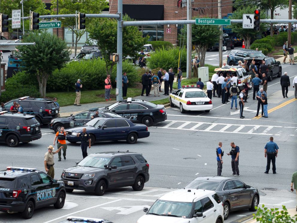 PHOTO: Maryland police officers block the intersection at the building entrance, after multiple people were shot at a newspaper in Annapolis, Md., June 28, 2018.