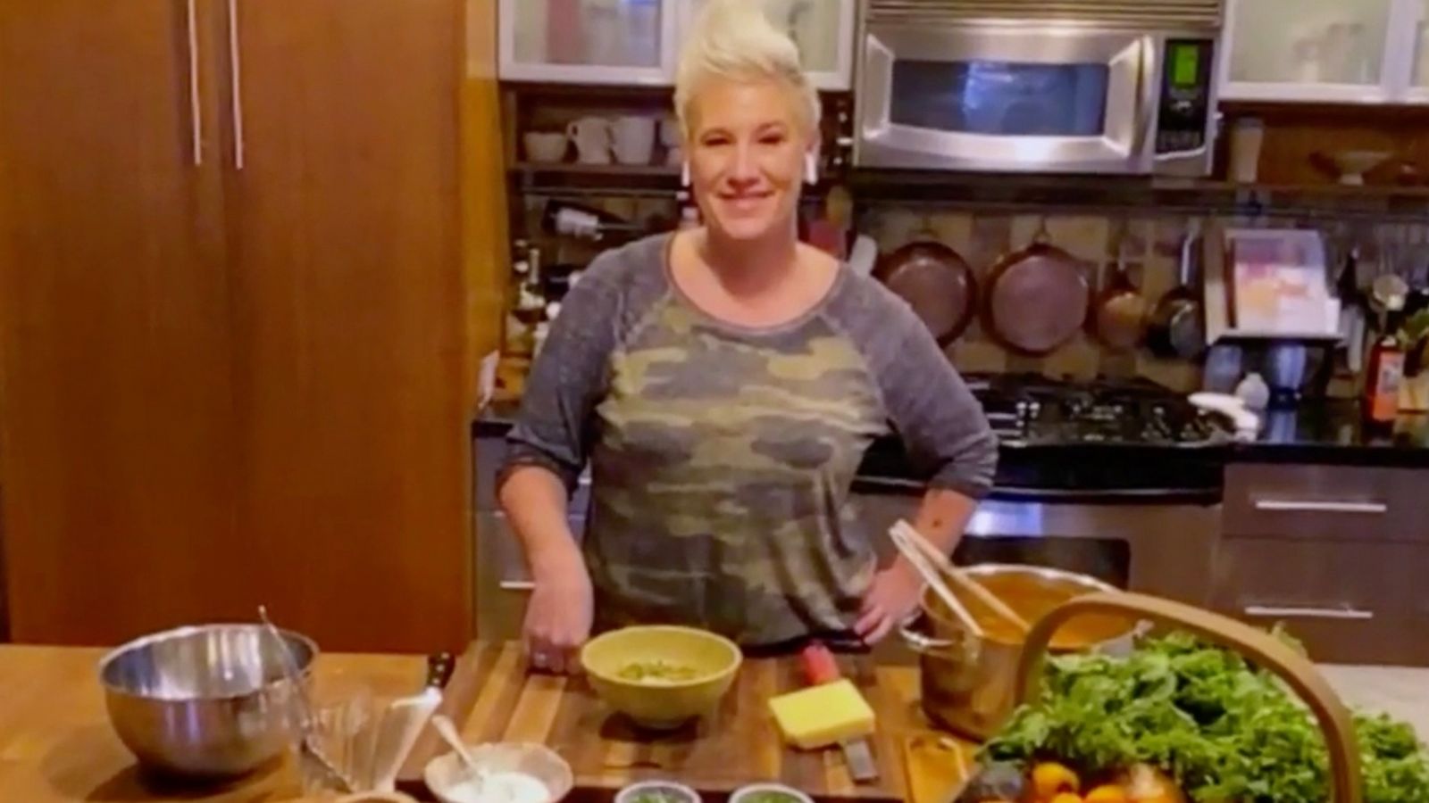 Chef Anne Burrell S Easy Canned Bean Chili Recipe Abc News