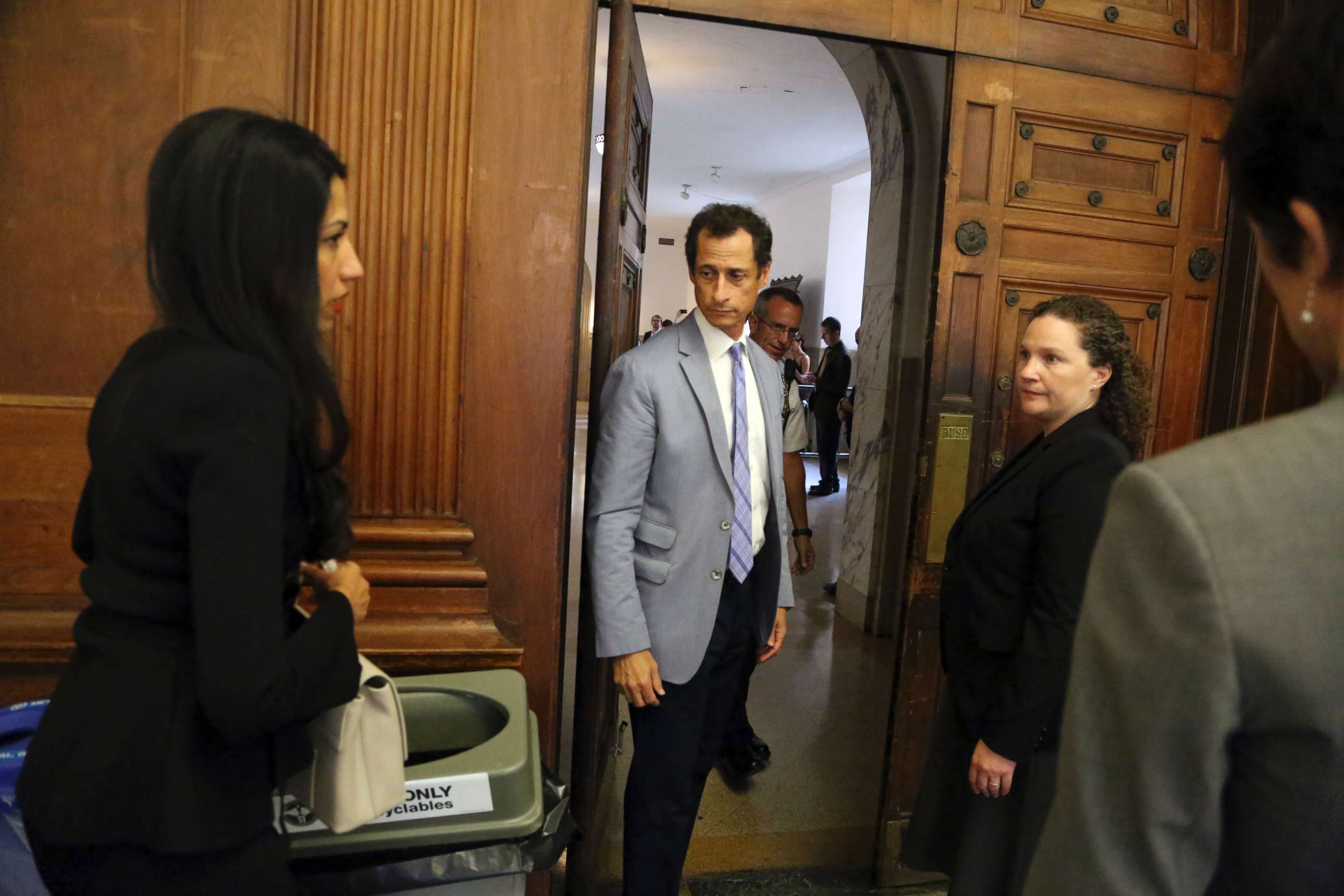 PHOTO: Anthony Weiner and Huma Abedin, left, prepare to leave the courtroom in New York City, Sept. 13, 2017. 