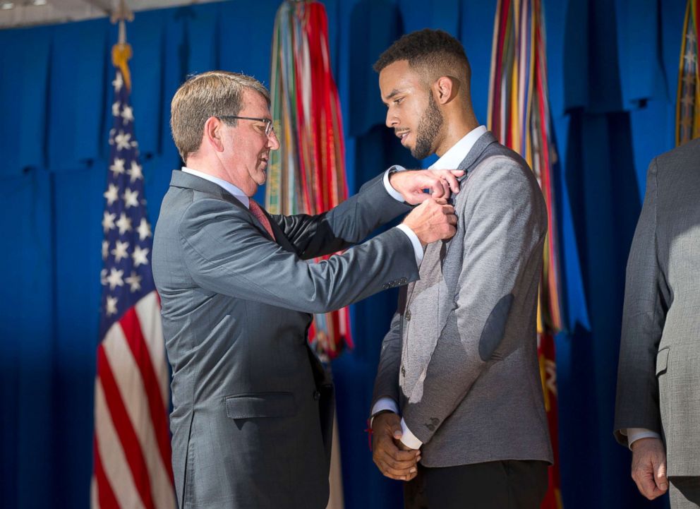 PHOTO: Defense Secretary Ash Carter, left, awards Anthony Sadler, with the Defense Department's Medal for Valor during a ceremony at the Pentagon, Sept. 17, 2015. 