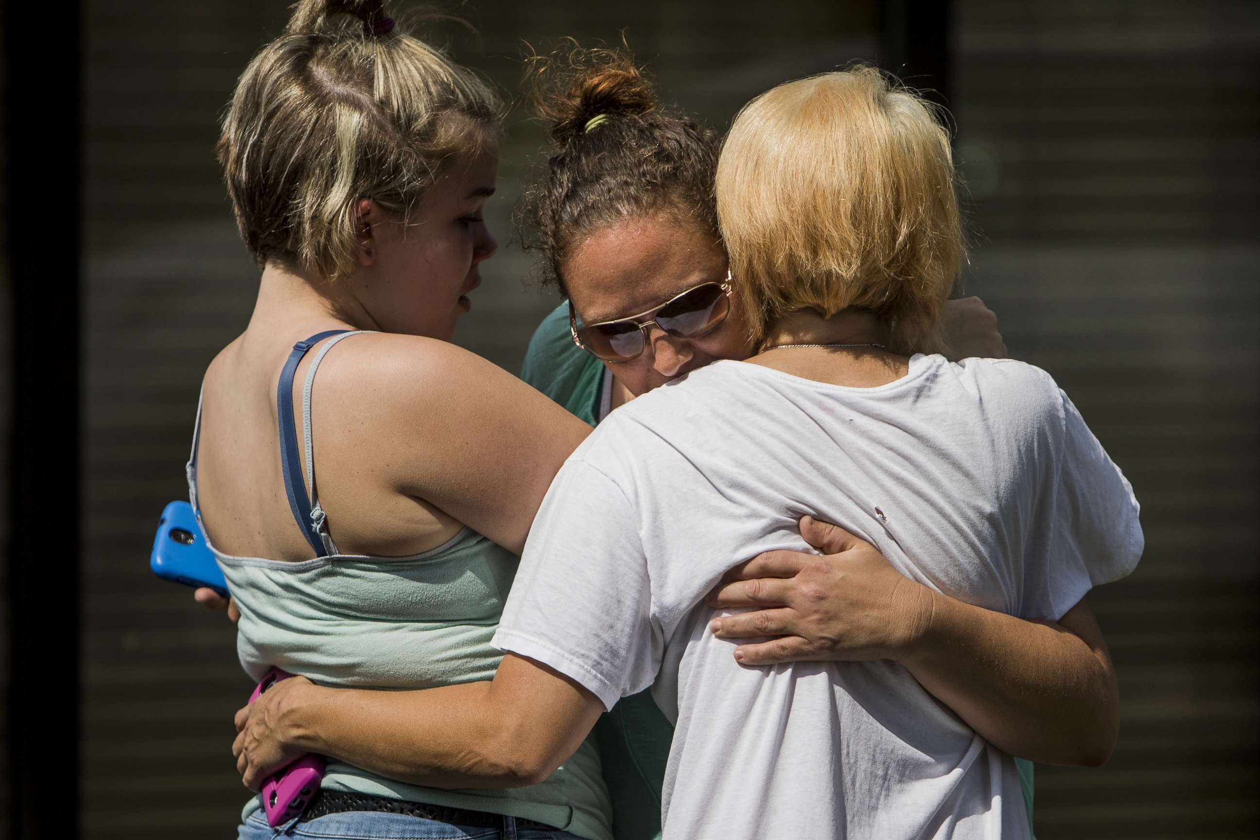 PHOTO: People console each other outside of the Burnette Chapel Church of Christ on Sept. 24, 2017 in Antioch, Tenn.