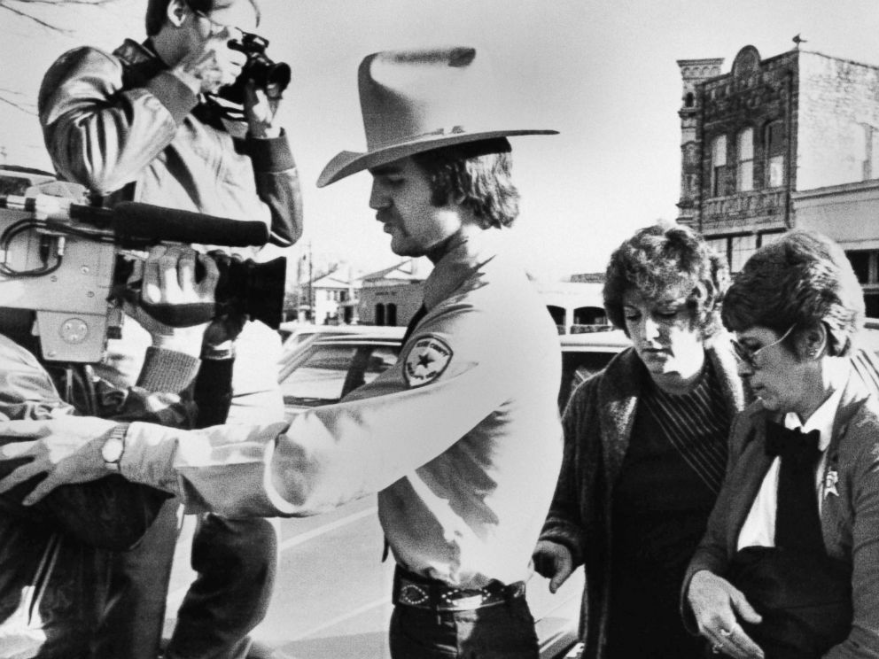 PHOTO: Nurse Genene Jones, in custody of Kerr County Deputy Clay Barton, left, and Williamson County Deputy Loretta Pickett, right, arrives at Williamson County Courthouse in Georgetown, Texas, Feb. 16, 1984.