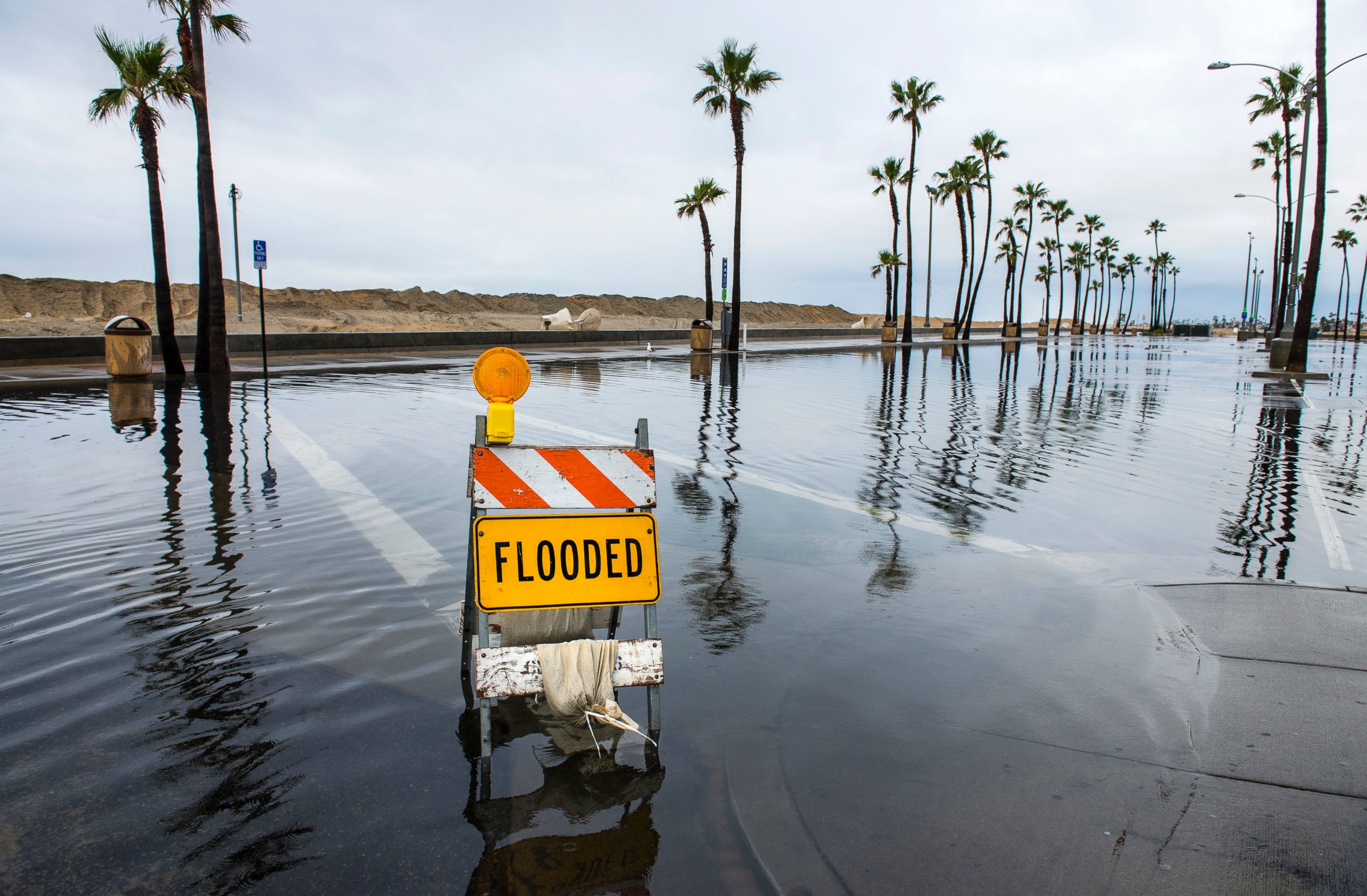 PHOTO: A sign lets visitors know that this beach-side parking lot near the Balboa Pier in Newport Beach, Calif., is flooded early Feb. 18, 2017.