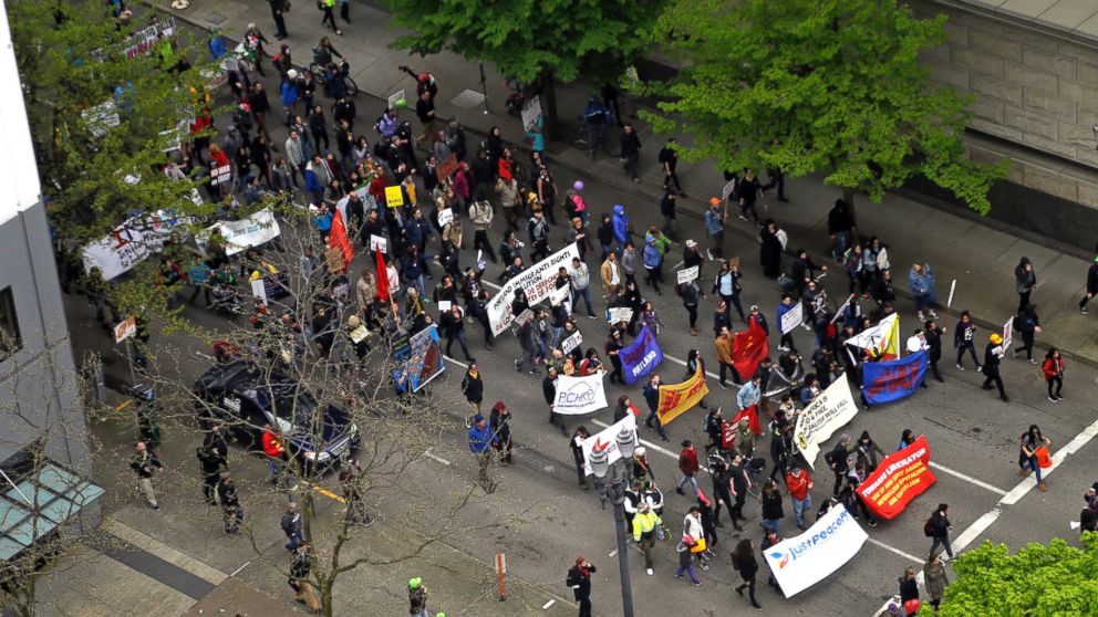PHOTO: Protesters march through the street in Portland, Oregon, May 1, 2017.