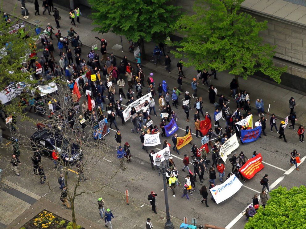 PHOTO: Protesters march through the street in Portland, Oregon, May 1, 2017.