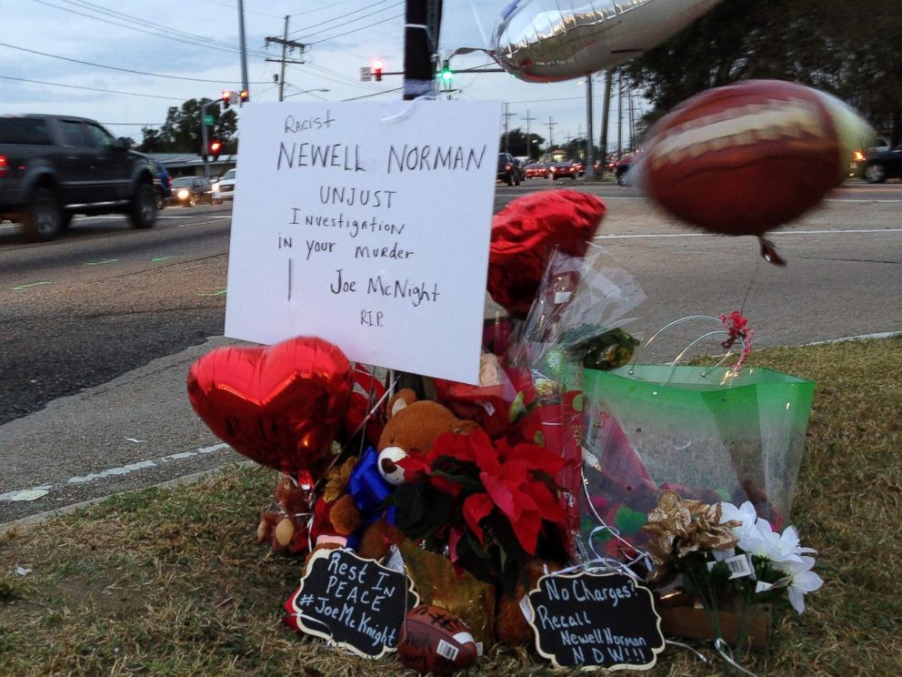 PHOTO: A roadside memorial at the intersection where ex-NFL player Joe McKnight was shot and killed during a road rage incident in Terrytown, La., Dec. 2, 2016. 