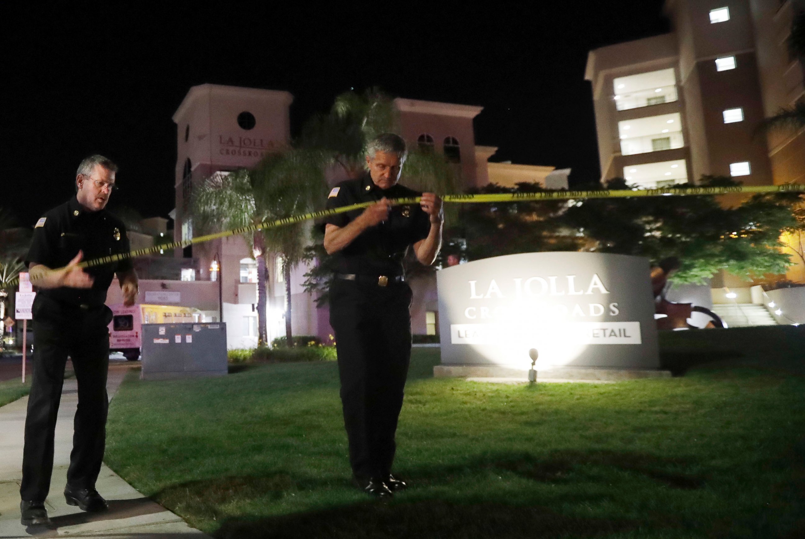 PHOTO: San Diego police officers at the scene of a shooting at La Jolla apartment, April 30, 2017, in San Diego