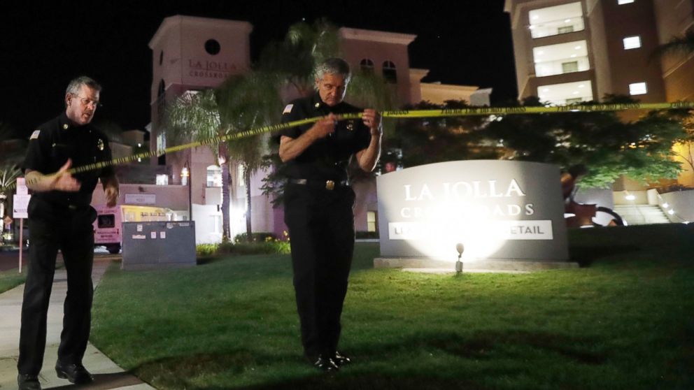 PHOTO: San Diego police officers at the scene of a shooting at La Jolla apartment, April 30, 2017, in San Diego