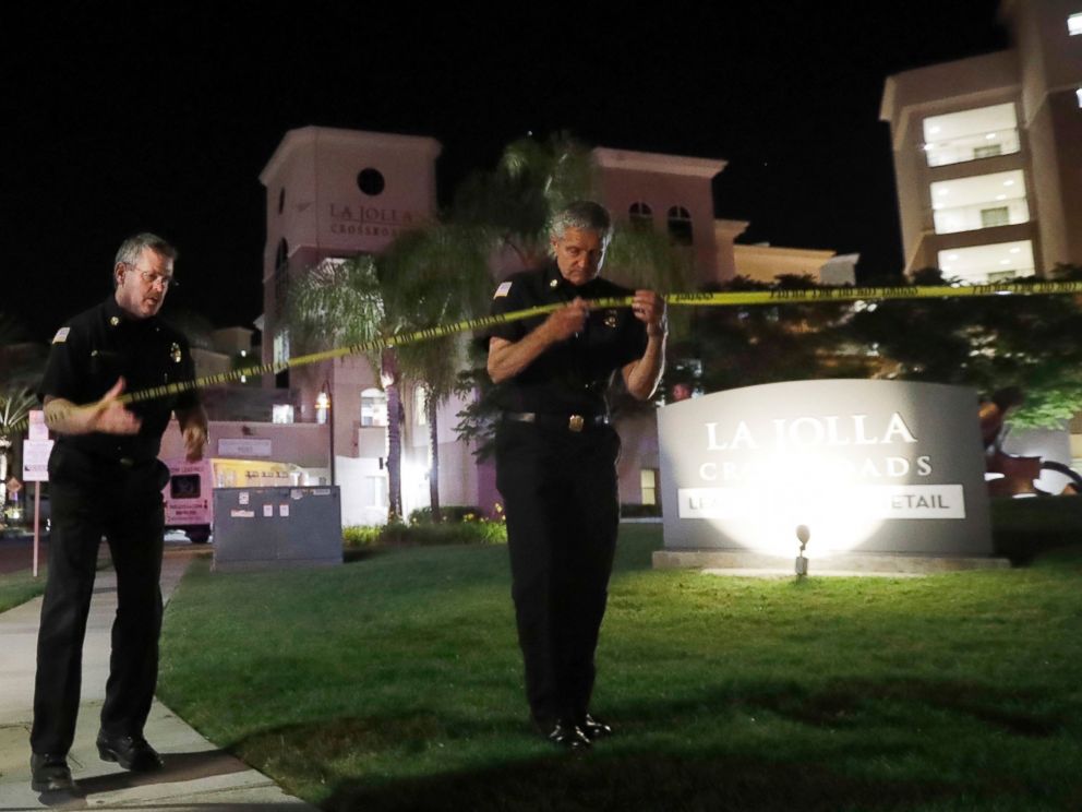 PHOTO: San Diego police officers at the scene of a shooting at La Jolla apartment, April 30, 2017, in San Diego