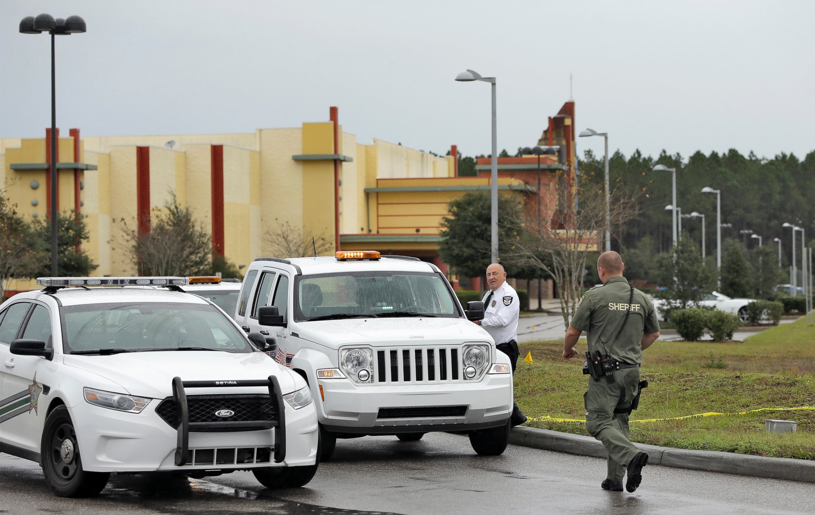 PHOTO: A Pasco County sheriff's deputy and a security guard block the driveway to the Cobb theater, Jan. 14, 2014 in Wesley Chapel, Fla.