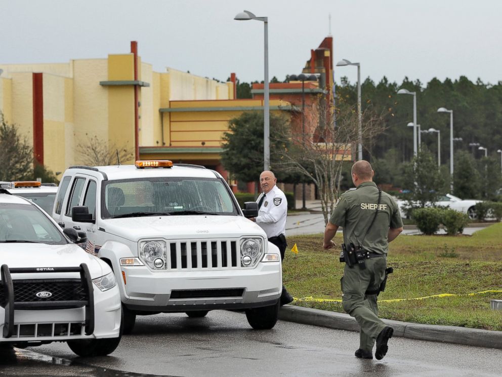 PHOTO: A Pasco County sheriffs deputy and a security guard block the driveway to the Cobb theater, Jan. 14, 2014 in Wesley Chapel, Fla.