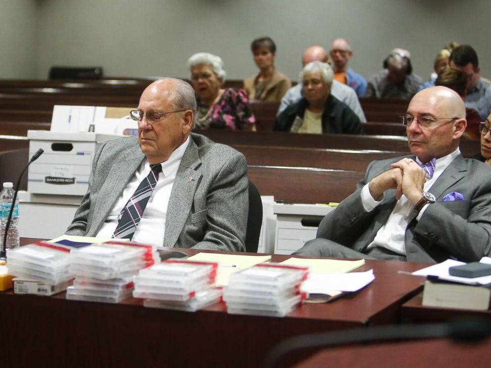 PHOTO: Retired police officer Curtis Reeves sits with his defense attorneys during a hearing at the Robert D. Sumner Judicial Center in Dade City, Fla. on Feb. 21, 2017.