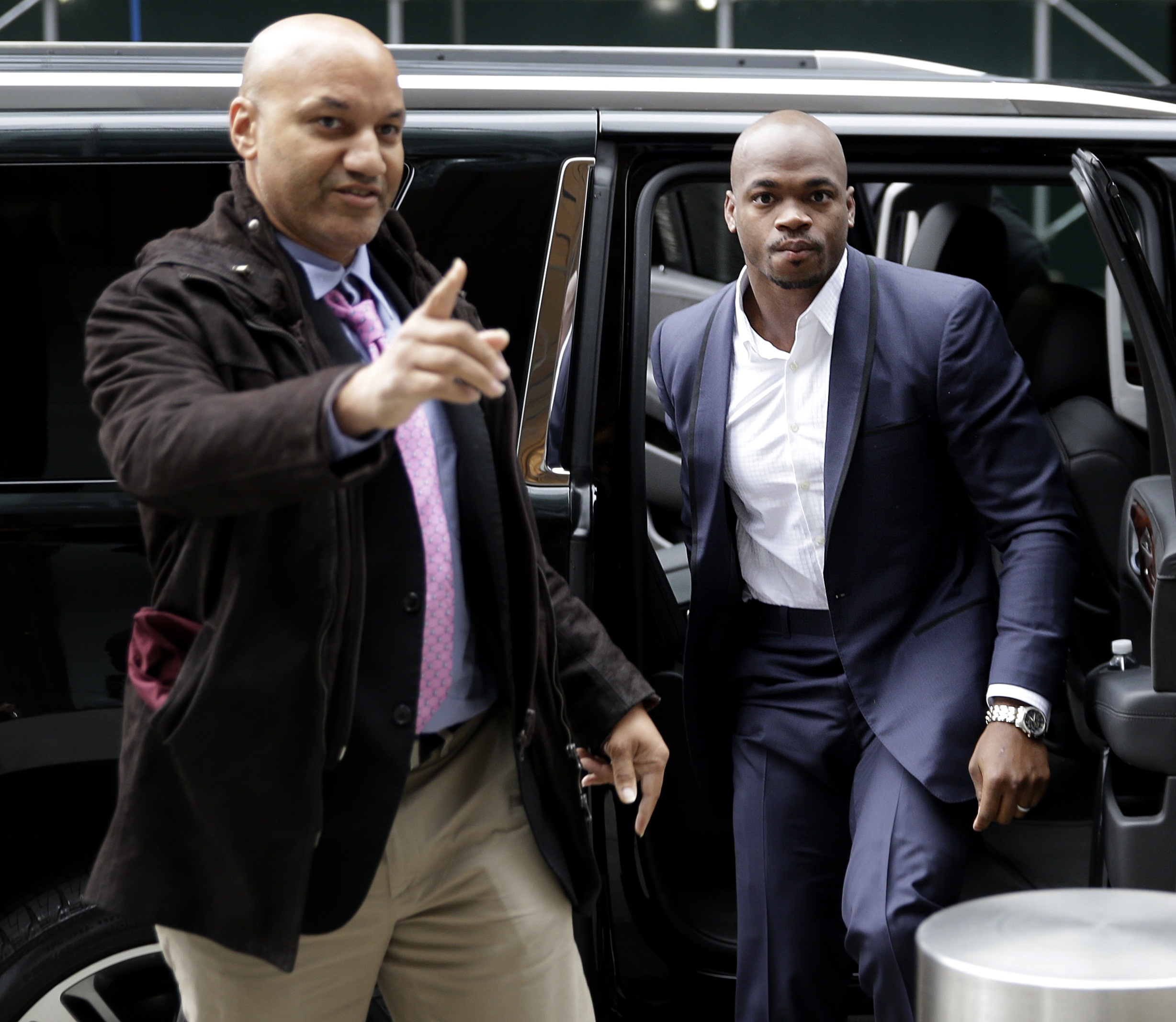 PHOTO: Minnesota Vikings' Adrian Peterson, right, arrives for a hearing for the appeal of his suspension in New York, Dec. 2, 2014.  