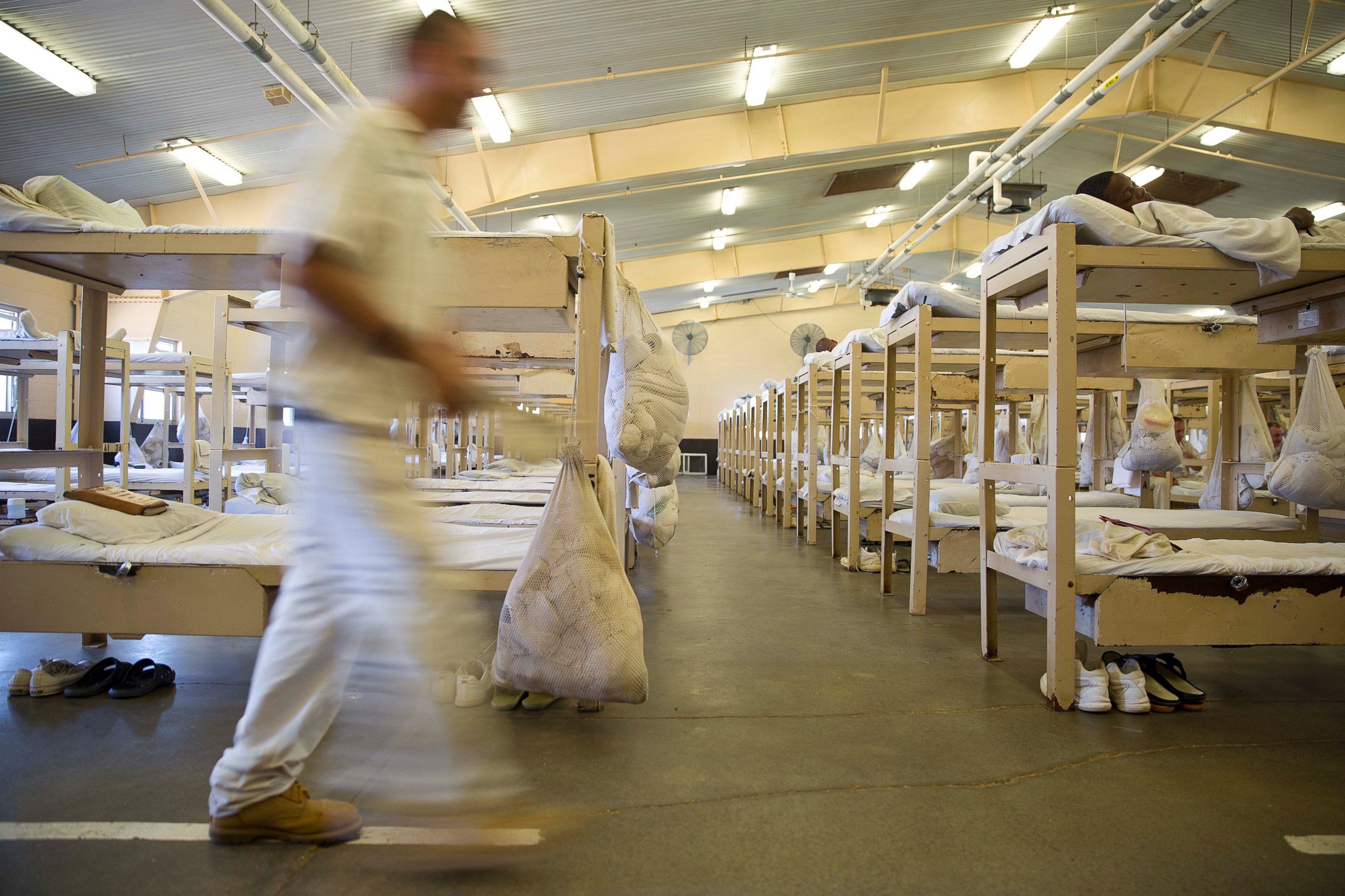 PHOTO: A prisoner walks near his crowded living area in Elmore Correctional Facility in Elmore, Ala., June 18, 2015.